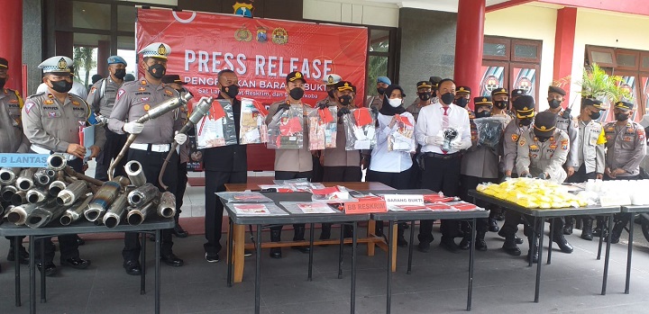 Kapolres Blitar AKBP Adhitya Panji Anom S.IK beri keterangan dalam releasenya. SP/Hadi Lestariono