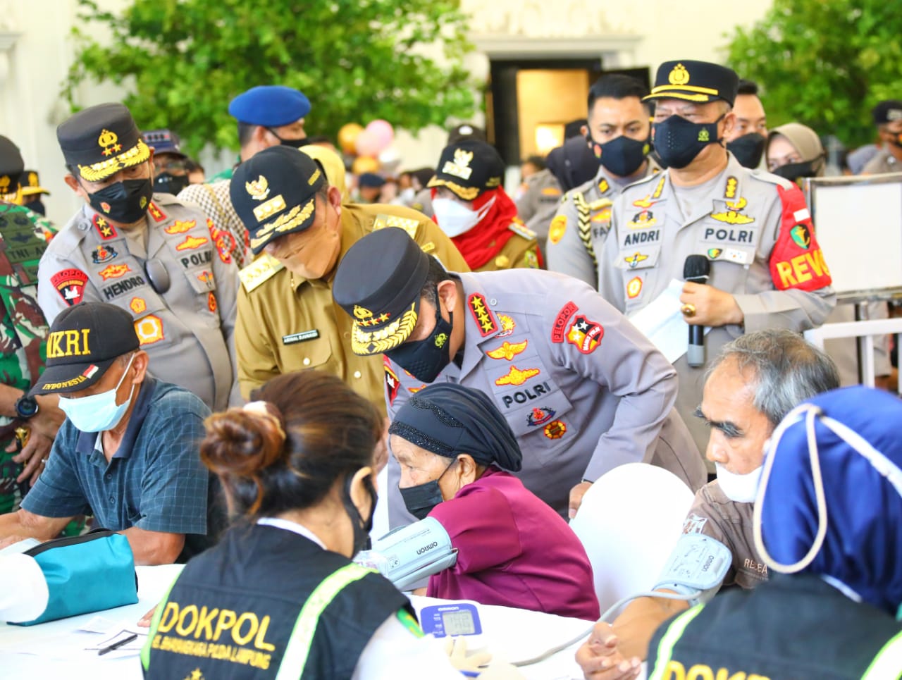 Kapolri Jenderal Listyo Sigit Prabowo meninjau vaksinasi serentak di Gedung Graha Wangsa, Lampung, Selasa (11/1/2022). SP/Her