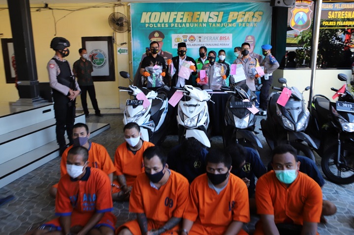 Para tersangka curanmor berikut barang bukti saat ditunjukkan Polres Pelabuhan Tanjung Perak. SP/Septyan