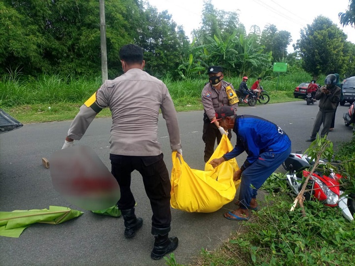 Petugas mengevakuasi jenazah korban. SP/Hadi Lestariono