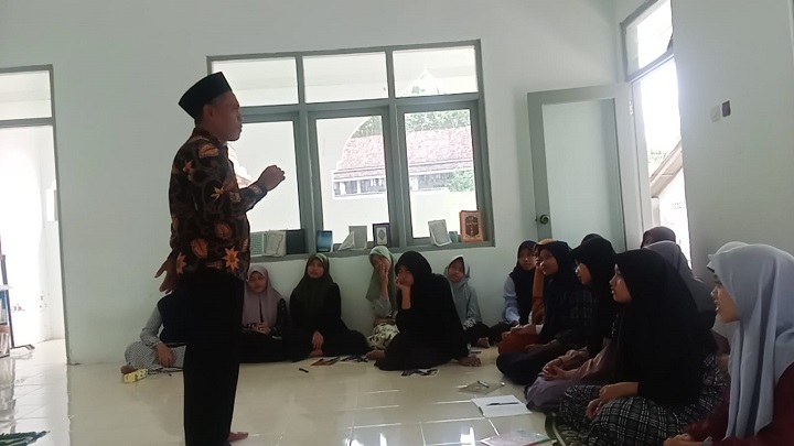Direktur Rumah Baca Indonesia (RUBI) Ade Suhaimi Saat memberikan materi di hadapan santri PP. Babussalam Sumber payung desa Bataal Barat Kec. Ganding Kab. Sumenep. SP/Ainur Rahman