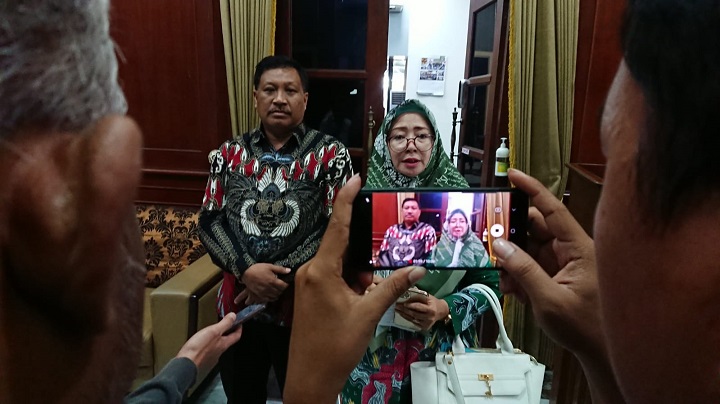 Wakil Ketua DPRD Gresik Mujid Riduan dan Nur Saidah memberi keterangan kepada sejumlah awak media usai mengikuti rapat interna Badan Kehormatan. SP/Grs