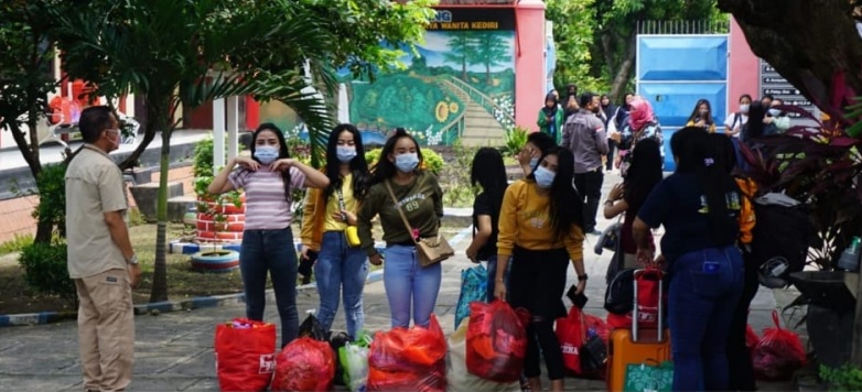 Korban trafficking dipulangkan setelah diberikan pembinaan baik dari Polda Jatim dan jajaran UPT RSBKW kediri. SP/KOMINFO JATIM