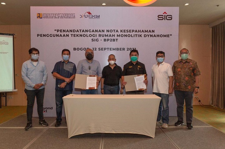 Direktur Marketing dan Supply Chain SIG, Adi Munandir (tiga dari kiri), Direktur Jenderal Pembiayaan Infrastruktur Pekerjaan Umum dan Perumahan, Herry Trisaputra Zuna (tengah) dan Ketua Tim Fasilitasi BP2BT Sumatera Selatan, J Riantony (lima dari kiri) sa