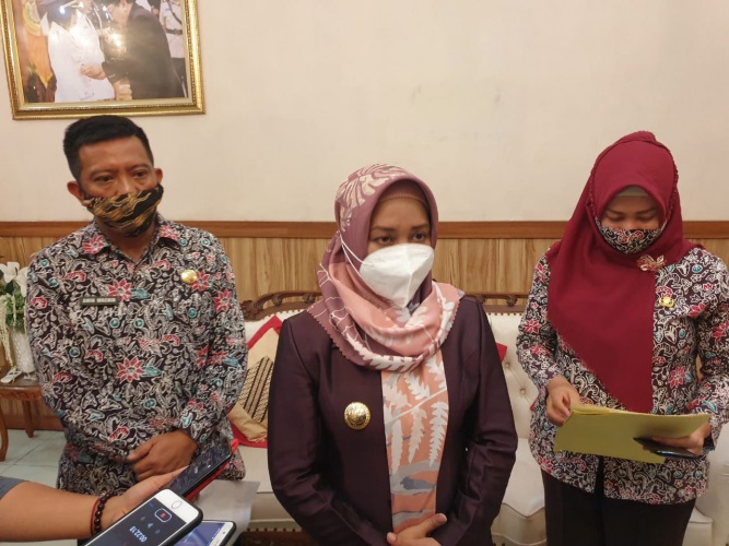 Wali Kota Mojokerto Ning Ita dan Kepala Dinas P dan K Kota Mojokerto, Amin Wachid. SP/Dwy Agus Susanti