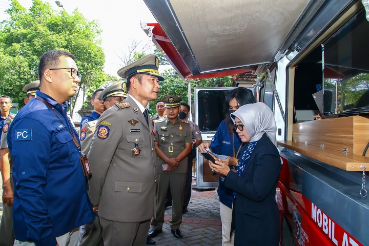 Bupati Lamongan ditemani pimpinan Bank Jatim saat membayar pajak PBB-P2 dengan memanfaatkan platform digital Bank Jatim. SP/MUHAJIRIN KASRUN