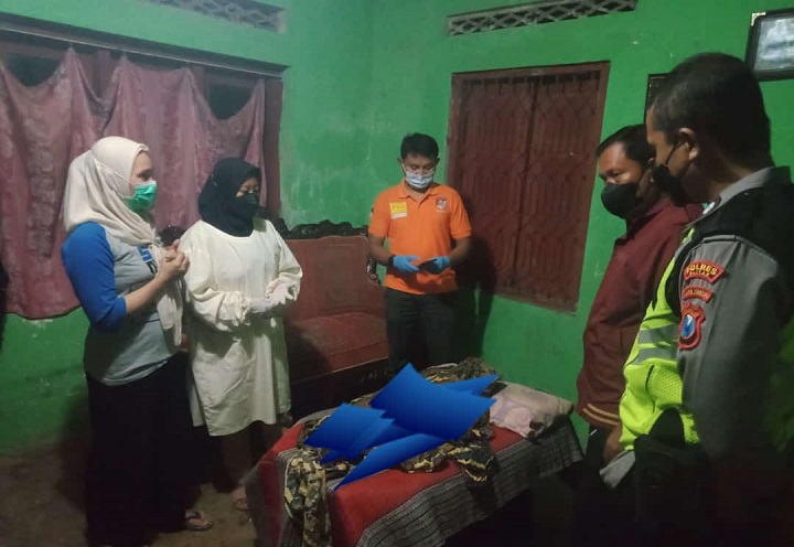 Kapolsek Talun AKP Imam Subechi saat melihat kondisi korban bersama team kesehatan disaksikan keluarga dan perangkat Desa. SP/Hadi Lestariono