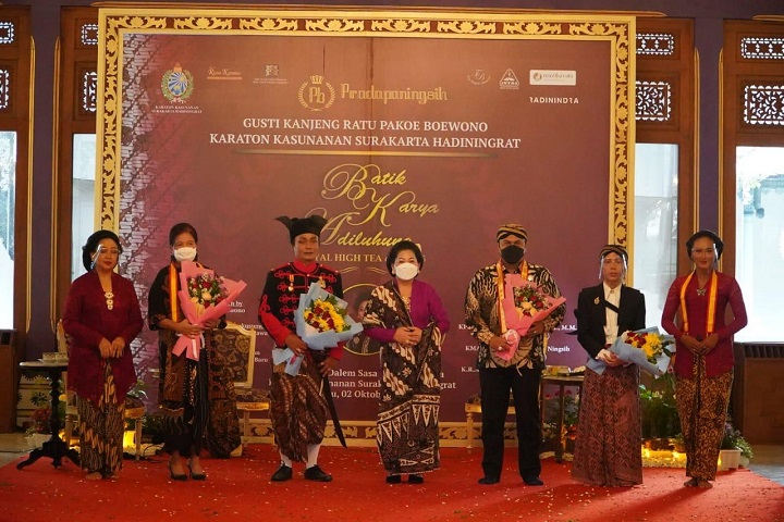 Wali Kota Mojokerto mendapat gelar kebangsawanan dari Keraton Solo. Gelar yang diterima Ning Ita yakni Kanjeng Mas Ayu Tumenggung. SP/Dwi AS