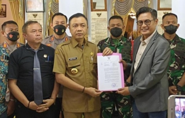 Wabup Blitar Rahmad Santoso serahkan keputusan ditutupnya padepokan Nur Dzat Sejati kepada Priarno SH kuasa hukum Samsudin. SP/Hadi Lestariono