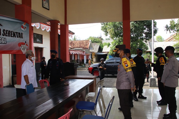 Kapolres Sumenep, Akbp Rahman Wijaya mendampingi Dansat Brimob Polda Jatim melakukan pengecekan pengamanan Pilkades. SP/Her