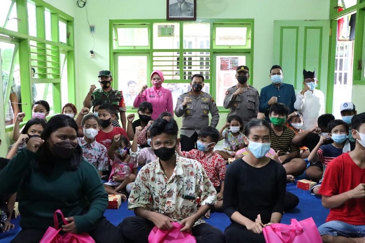 Kapolres Blitar Kota AKBP Dr Yudhi Hery Setyawan S.IK M.Si mengunjungi Balai RW 5 Kelurahan Kauman, Kecamatan Kepanjenkidul, Kota Blitar, pada Rabu (1/12) pagi. SP/Hadi Lestariono