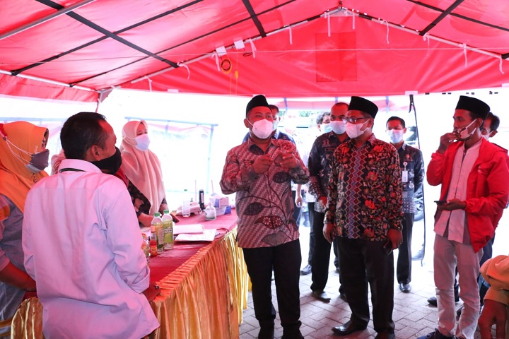 Bupati Gus Yani saat meninjau salah satu Posko Covid-19. SP