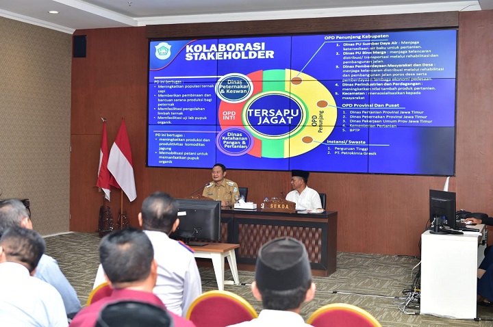 Bupati Lamongan Yuhronur Efendi saat memberikan arahan kepada semua kepala OPD dan camat. SP/MUHAJIRIN KASRUN