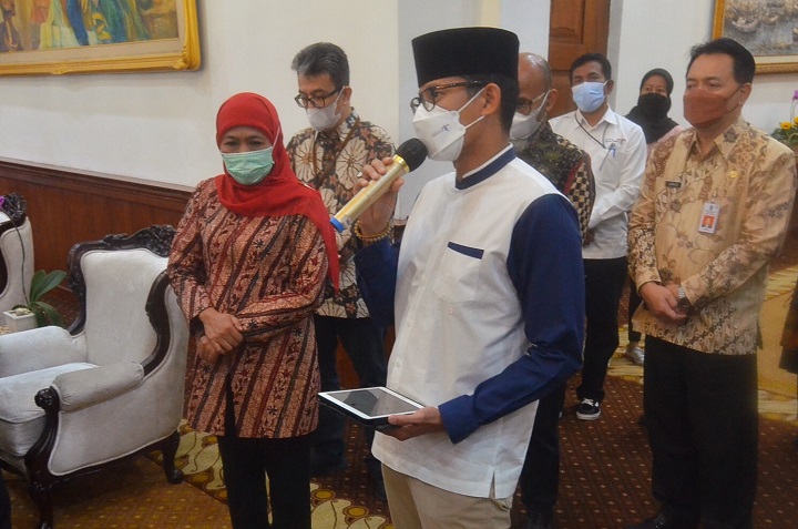 Menteri Pariwisata dan Ekonomi Kreatif (Menparekraf), Sandiaga Uno bersama Gubernur Jawa Timur Khofifah Indar Parawansa di Gedung Negara Grahadi, Surabaya, Jumat (21/5/2021). Sp/Arlana