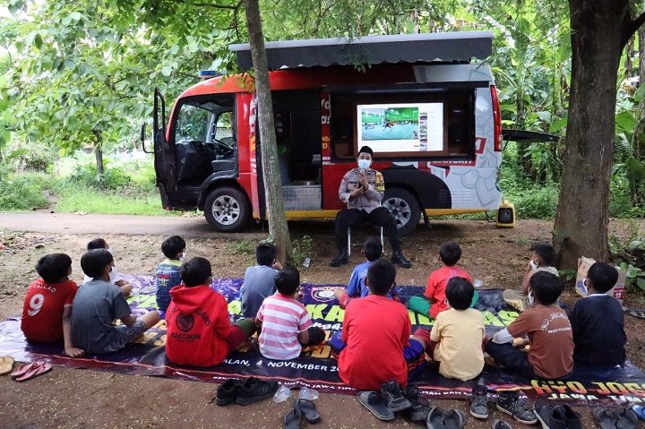 Bripda Anafis memberikan pelajaran tambahan kepada anak-anak. SP/Her