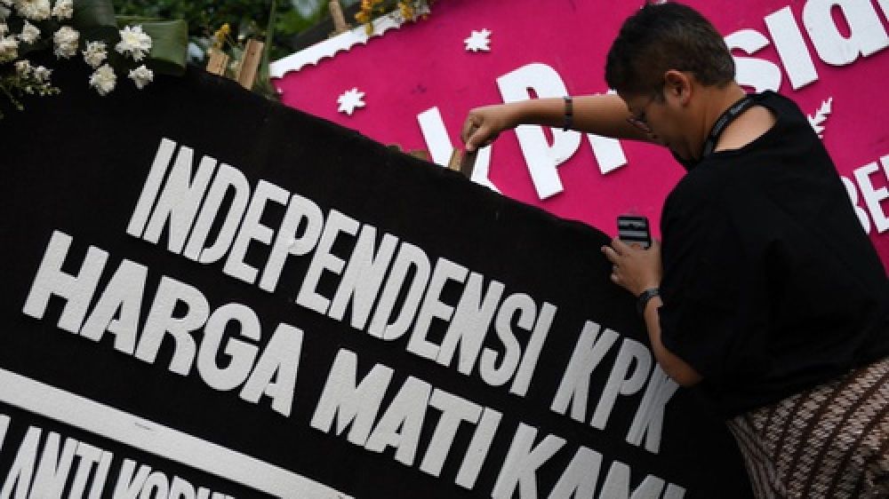 Karangan bunga untuk KPK