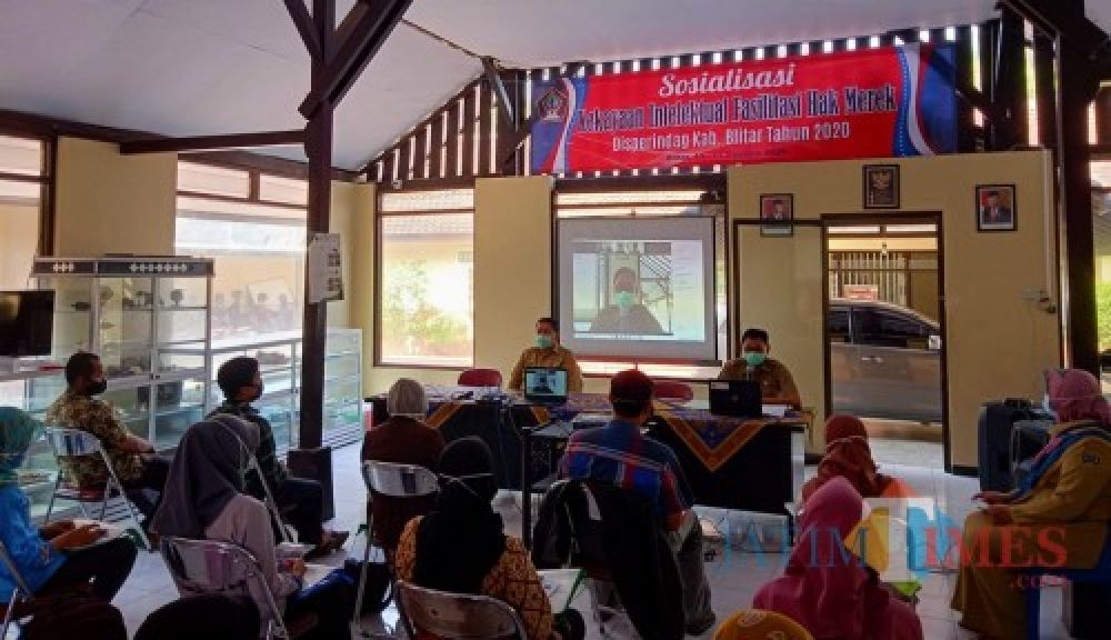 Disperindag Kab Blitar memberikan perhatian kepada pelaku IKM dengan fasilitasi hak merek. SP/ JT