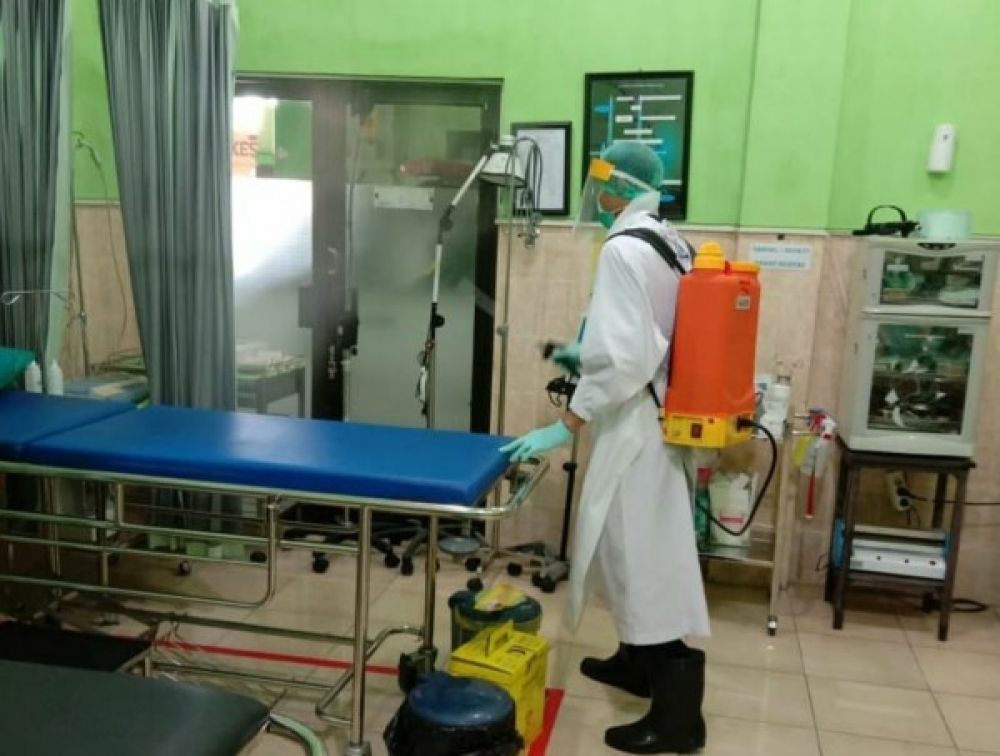 Suasana salah satu puskesmas dilakukan penyemprotan sterilisasi. SP/ JT