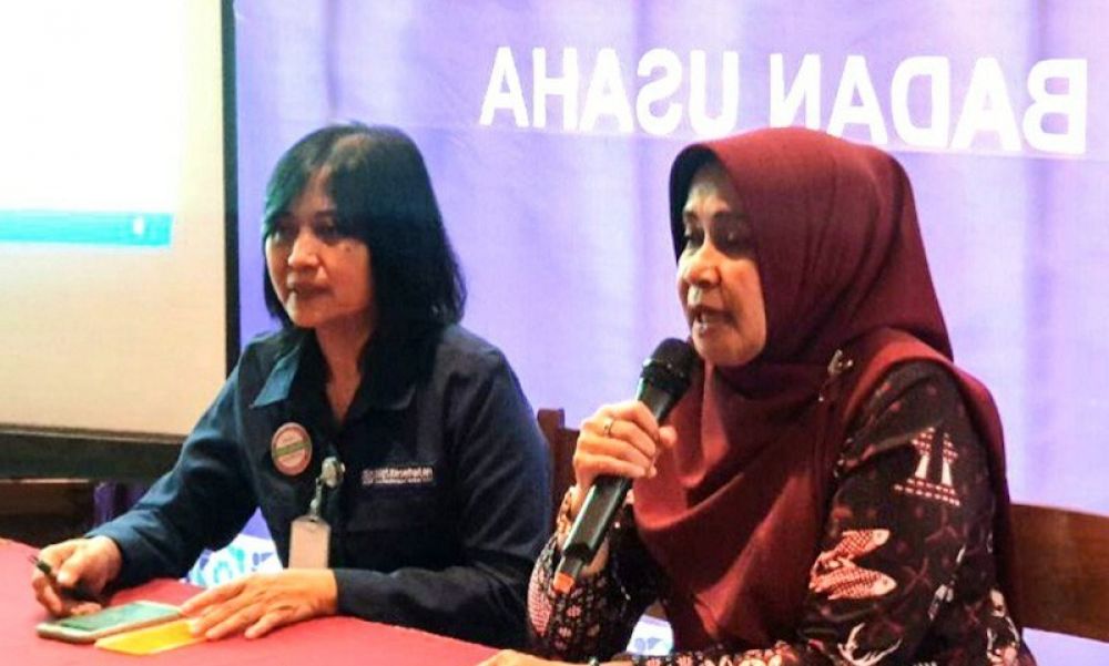 Kepala BPJS Kesehatan Cabang Gresik Tanya Rahayu (kiri) & Ninik Asrukin (kanan) Kepala Dinas Tenaga Kerja (Kadisnaker) Kabupaten Gresik. SP/ BN