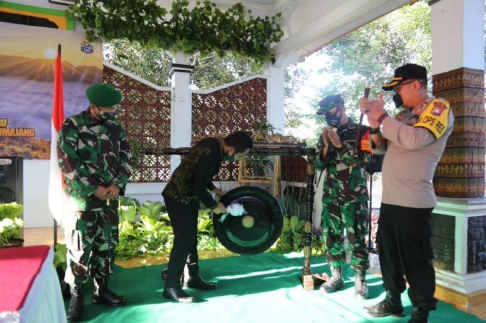 Bupati Lumajang Thoriqul Haq saat meresmikan agenda Jatim Bermasker di Desa Kecamatan Senduro. SP/ JP