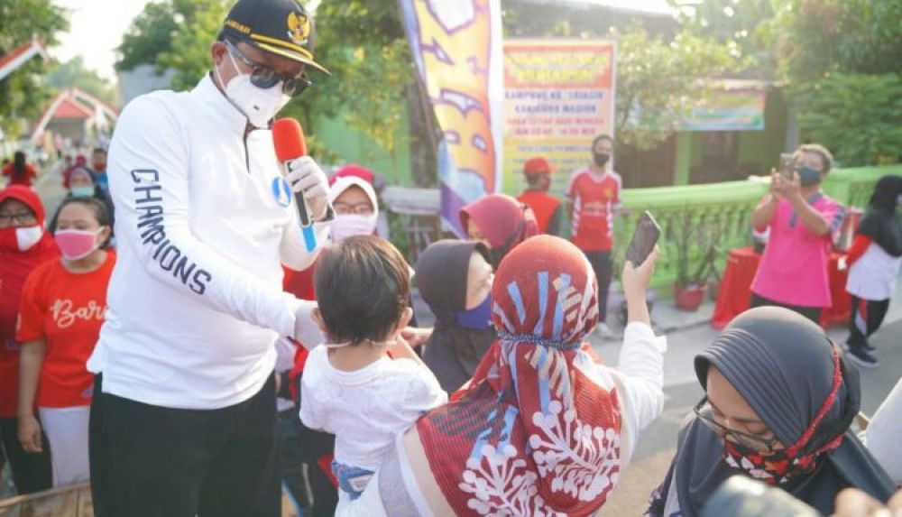 Wali Kota Madiun, Maidi, saat meresmikan warung kejujuran Kampung KB, Kelurahan Kanigoro Kota Madiun, Minggu 16 Agustus 2020. SP