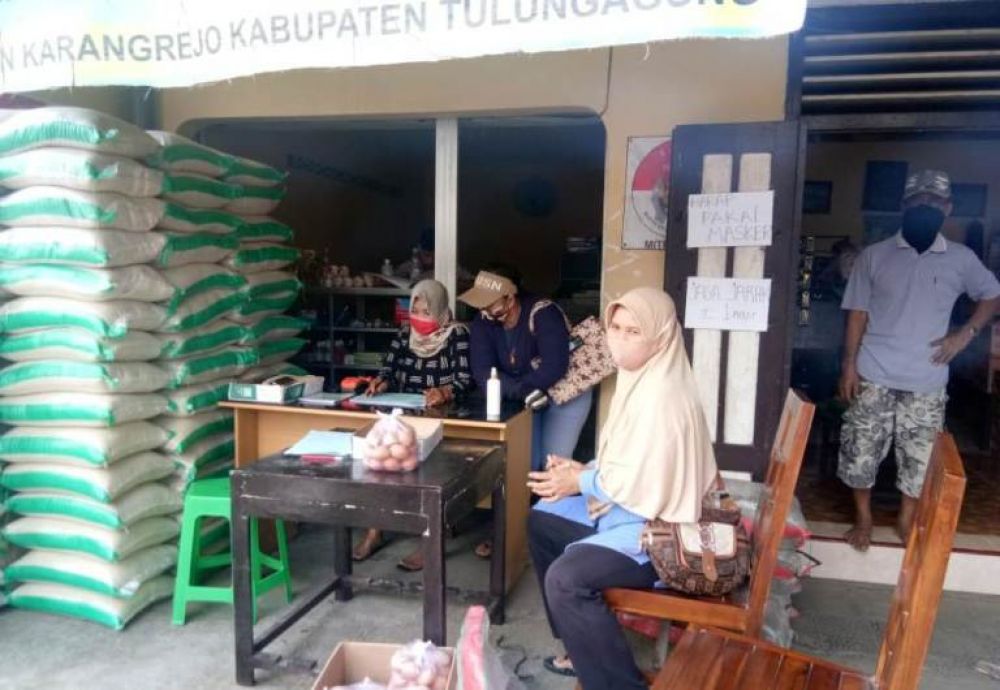 Aktivitas E-Warong yang ada di Desa Bungur Kecamatan Karangrejo. SP/ HUL