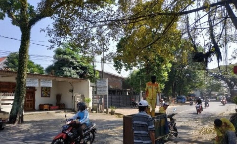 Petugas kebersihan DLH Kota Malang saat melakukan pembersihan di jalanan. SP/MT