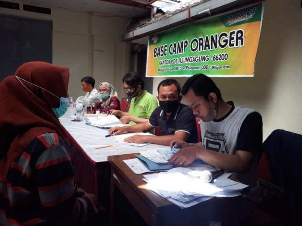 Suasana penyaluran BST di halaman Kantor PT. Pos Indonesia Cabang Tulungagung. SP
