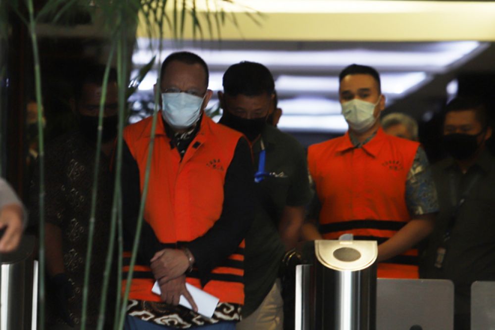 Tersangka kasus dugaan suap gratifikasi senilai Rp46 miliar, Nurhadi dan Riesky Herbiyono.