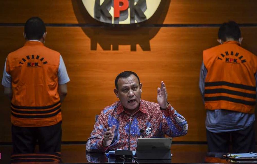 Ketua KPK Firli Bahuri (tengah) menyampaikan keterangan pers tentang penahanan mantan direksi PT Dirgantara Indonesia (PTDI) di Gedung KPK, Jakarta, Jumat (12/6/2020). 