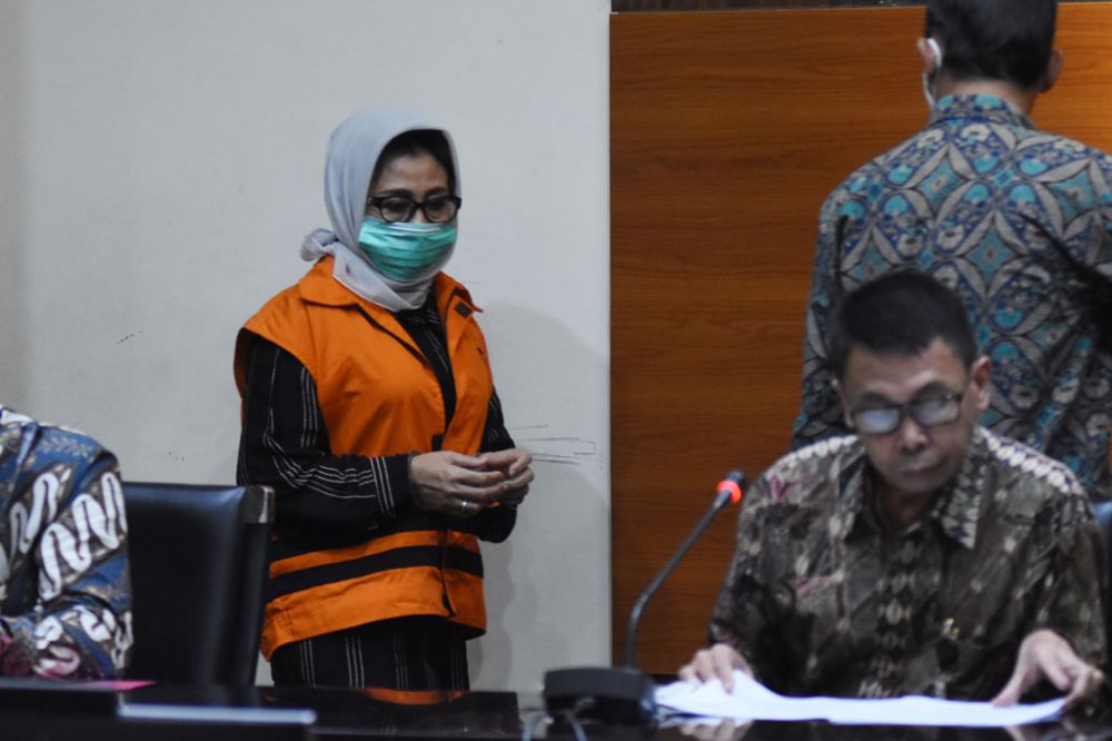 Dokumentasi Ketua DPRD Kutai Timur, Encek Unguria (kiri), usai diperiksa sebagai tersangka korupsi.  SP/ANT