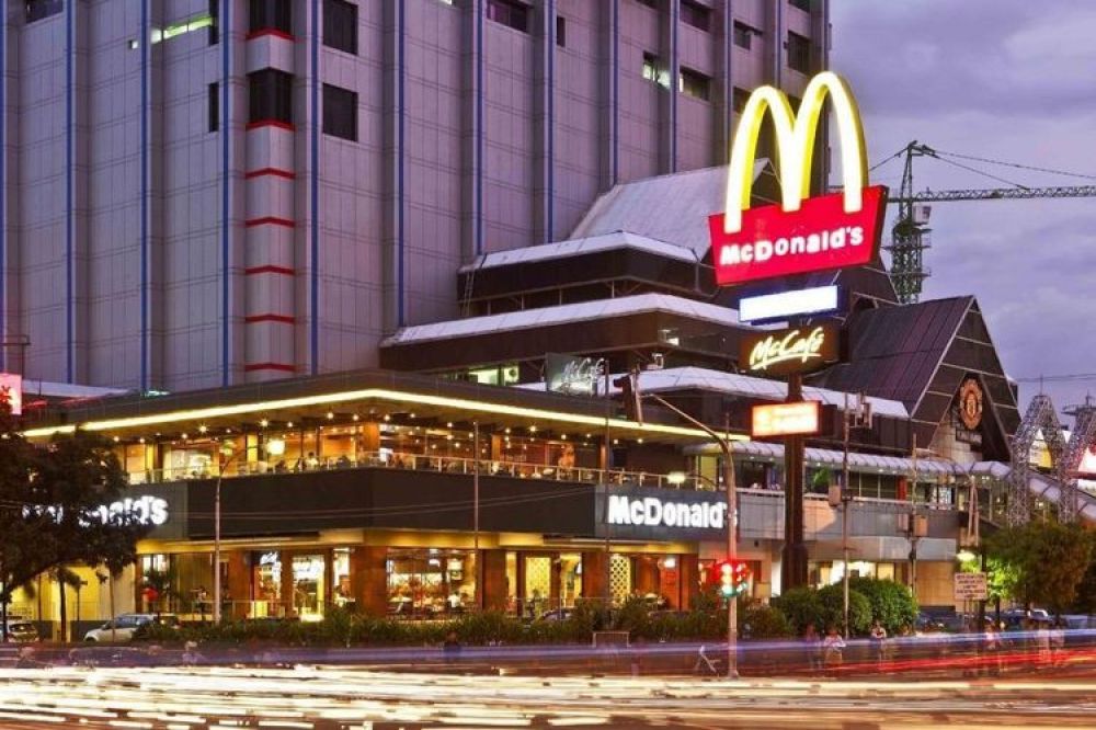 Tampak depan gerai pertama McDonald's di indonesia