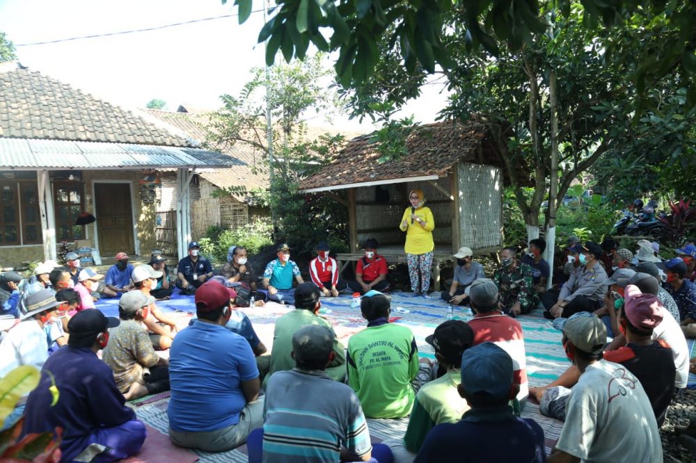 Bunda Indah dengan warga Kaliboto Kidul Kecamatan Jatiroto menyampaikan program padat karya dari dana bagi hasil cukai tembakau.