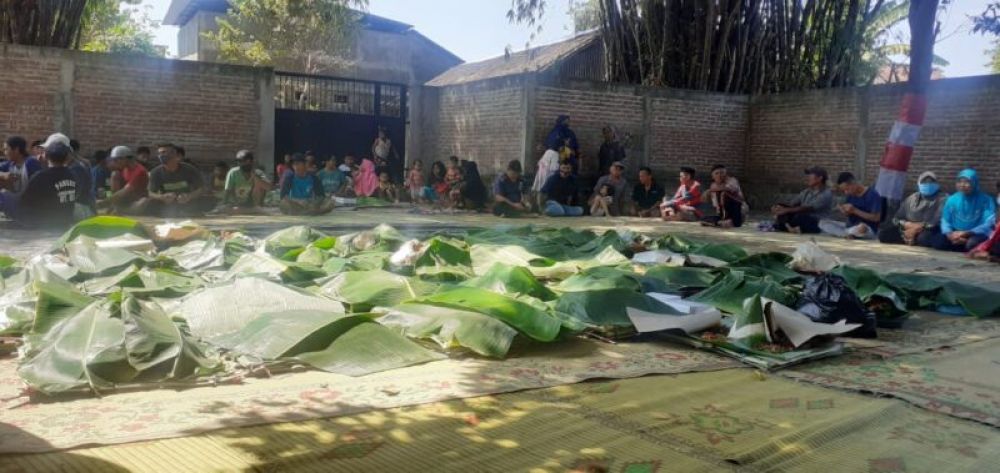 Puluhan tumpeng yang dibawa warga untuk dibagikan dan dimakan bersama-bersama.