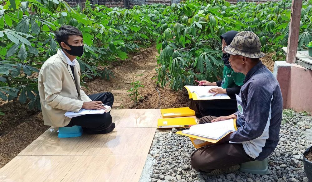 Saat Pak Tedjo mengajak mahasiswanya ujian skripsi di kebun