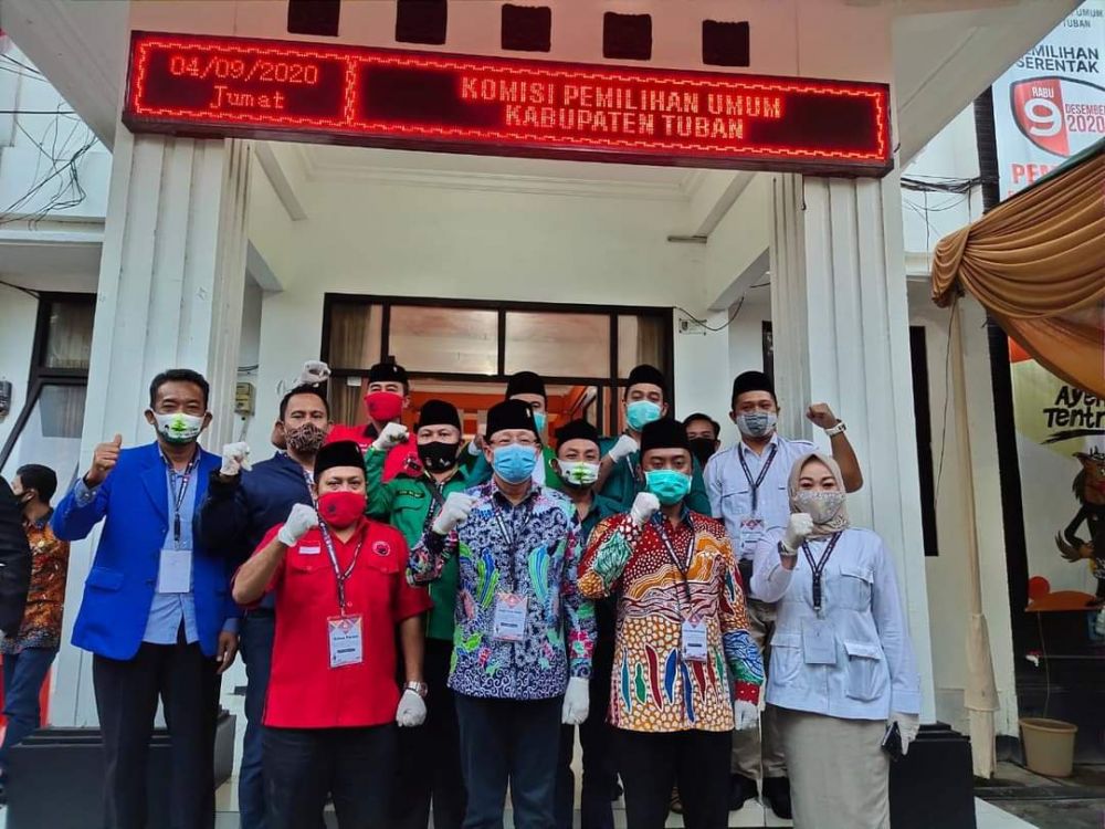 Setiajit- Armaya bersama partai pengusung usai mendaftar di KPU Tuban.