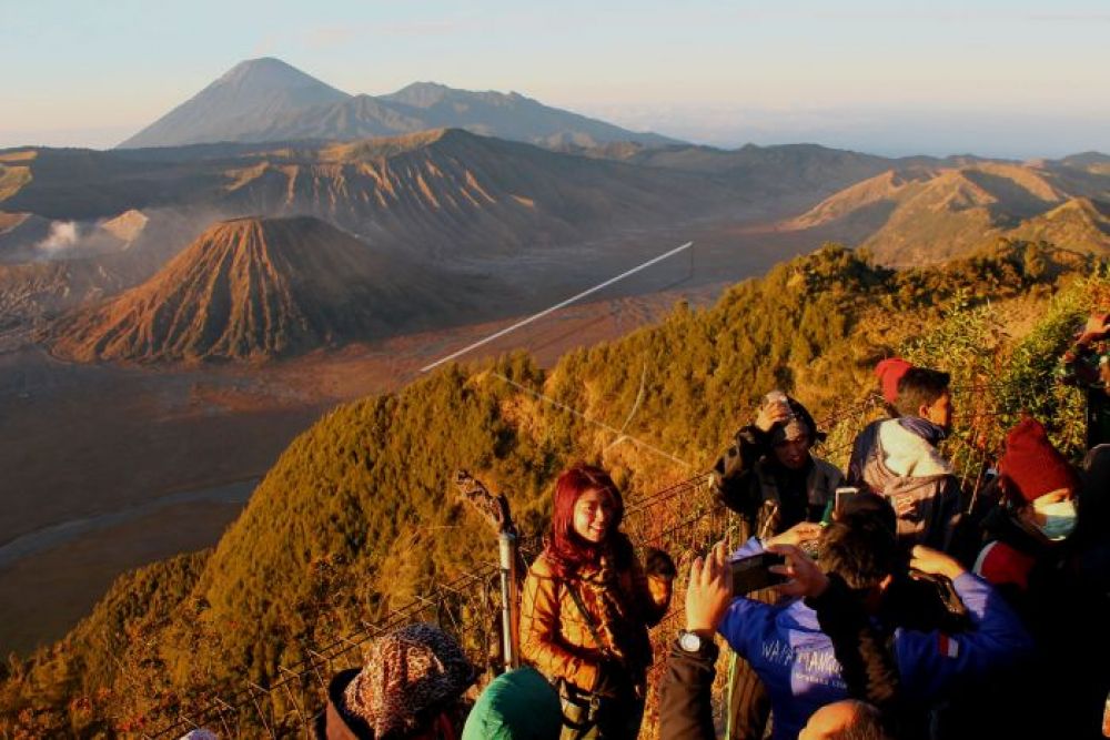 Para wisatawan saat menikmati indahnya Gunung Bromo
