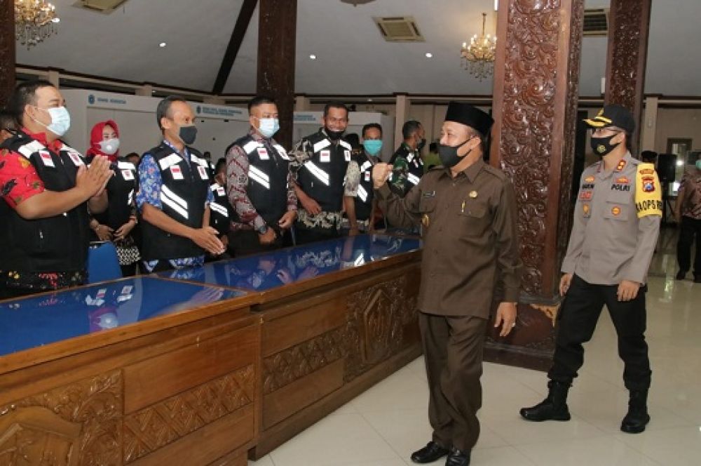Bupati Fadeli bersama Kapolres saat menyapa para satgas covid-19 sebelum mendapatkan pembekalan.SP/MUHAJIRIN KASRUN