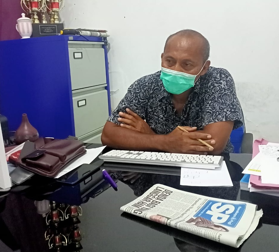 Foto : Koordinator  Bina Marga Pamekasan Korwil Sumenep Moh. Saleh ST diruang kerjanya SP/Ainur Rahman