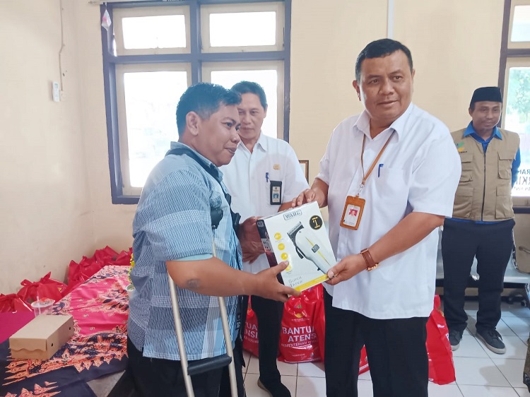 Perwakilan PPKS di Lamongan menerima bantuan dari Kementerian Sosial. SP/IST