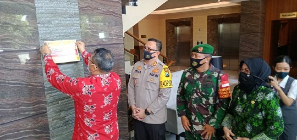 Wakil Bupati Bondowoso, Irwan Bachtiar Rahmat, Kapolres AKBP Erick Frendriz, perwakilan Kodim dan pihak terkait lainnya memasang label layak kunjung di Hotel Grand Padis Jalan A Yani, Kamis (6/8/2020)