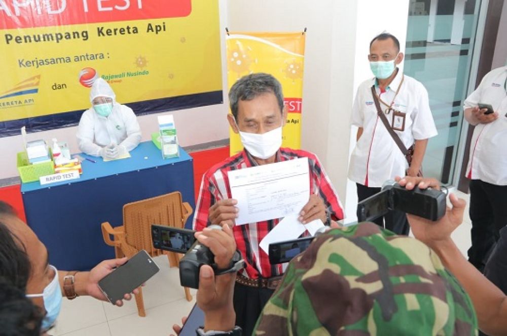 Salah satu penumpang KA menunjukkan hasil rapid test. SP/Les
