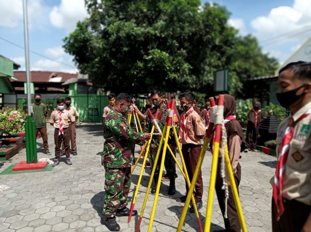 Anggota TNI saat memberi pelajaran ke murid pramuka. SP/Lim