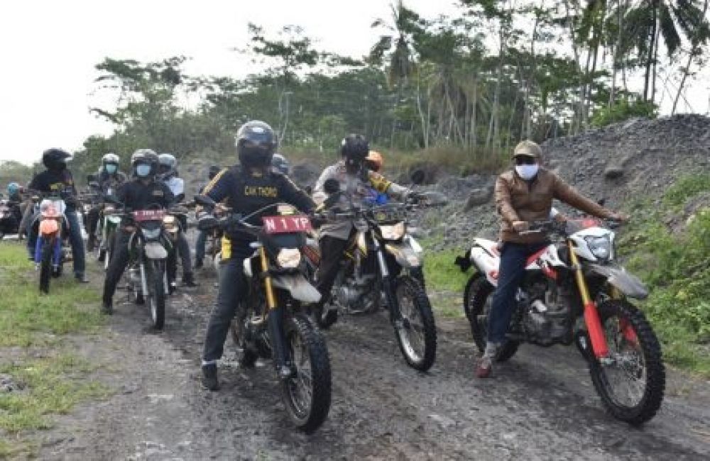 Bupati Lumajang saat melewati jalan tambang. SP/Lim