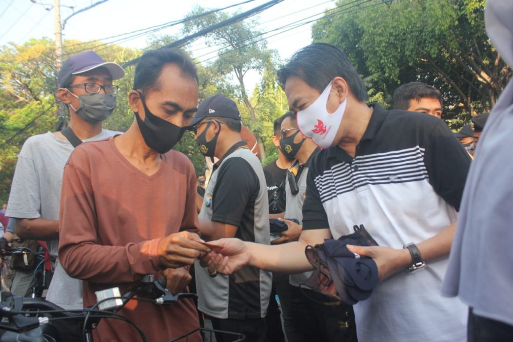 Suasana pembagian masker dan vitamin oleh Wakil Bupati, Ketua DPRD, kapolresta Sidoarjo dan Dandim 0816 Sidoarjo