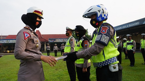 Kasat Lantas Polres Mojokerto Kota, AKP Fitria Wijayanti memimpin apel, Rabu (16/12) pagi, di Lapangan Patih Gajah Mada Polresta Mojokerto. SP/Dwy Agus S