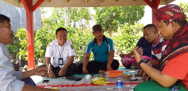 Ketua Gapoktancam Pasongsongan, Abd. Adzim, Ketua LSM Super, Achmad Zaini dan BPP Kec. Pasongsongan , Bahtiar, saat gelar Materi di Desa Batuan Kab. Sumenep. SP/Ainur Rahman