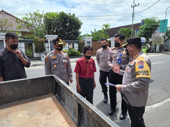 Petugas mengembalikan mobil yang dicuri kepada korban. SP/Hadi Lestariono