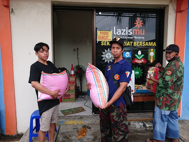Kader AMM Gresik menyalurkan bahan makanan untuk korban banjir di Kecamatan Benjeng. SP/M.AIDID