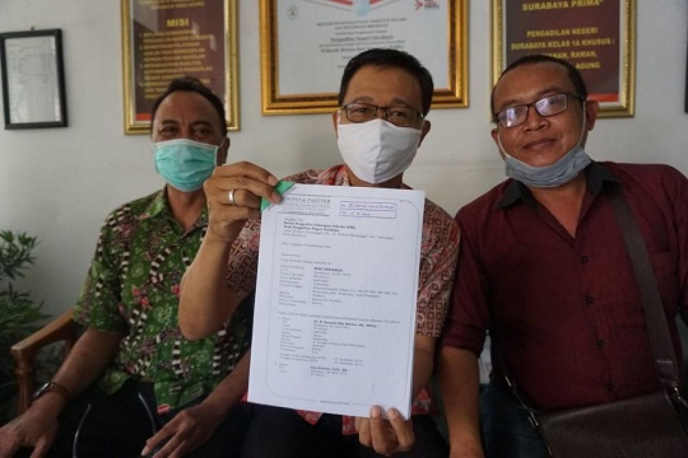 Eks karyawan PT LG Electronics Indonesia, Budi Setiawan bersama kuasa hukumnya Kantor Advokat & Penasehat Hukum, Wibowo & Partner jelang persidangan yang digelar di PHI Surabaya, Kamis (27/8/2020).SP/BUDI